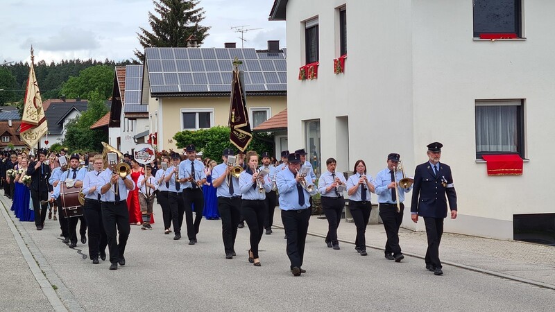 Musikalisch umrahmt von der Feuerwehrkapelle Langenaltheim führte die FFW Obersüßbach den großen Festumzug an.