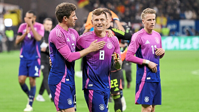 Im Länderspiel zwischen Deutschland und der Niederlande am 26. März lief die Nationalelf um Thomas Müller, Toni Kroos und Chris Führich (von links) erstmals im neuen Europameisterschafts-Auswärtstrikot auf.
