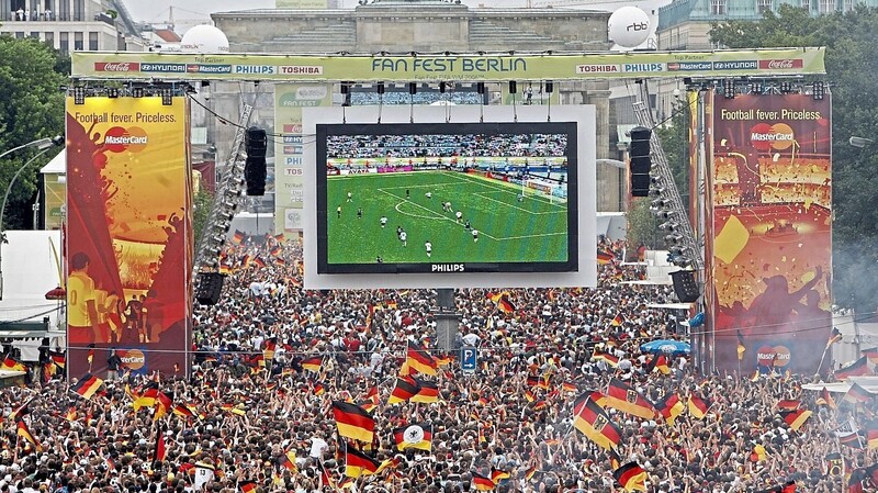 Schwarz-rot-goldenes Menschenmeer: Public Viewing gehört seit der Heim-WM 2006 bei jedem Fußball-Großereignis dazu.