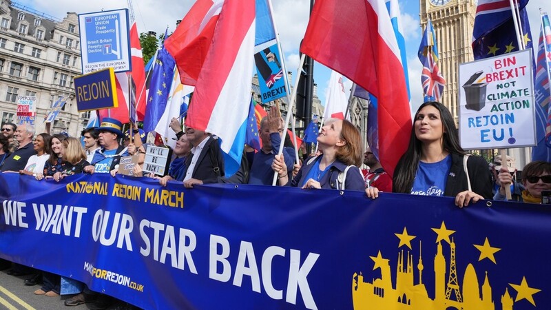 Auch schon wieder etwas her: EU-Befürworter haben im vergangenen September in London für einen Wiedereintritt Großbritanniens in die EU protestiert.