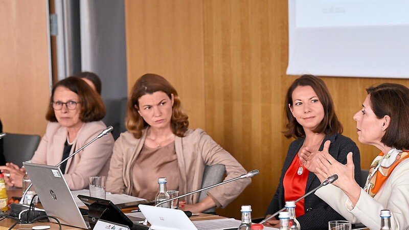 OB Gertrud Maltz-Schwarzfischer (von links), Landrätin Tanja Schweiger, Silvia Siegler und Martina Müller-Schilling wollen das Thema der geschlechtersensiblen Medizin mehr in die Öffentlichkeit tragen.