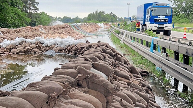 Abermillionen Sandsäcke schützen die B 16 bei Manching als wichtigen Zubringer für Hilfsorganisationen und den Industriepark vor Überflutung. Der kleine Fluss Paar hatte den Wasserstand des Jahrhunderthochwassers 2013 um knapp einen Meter übertroffen.