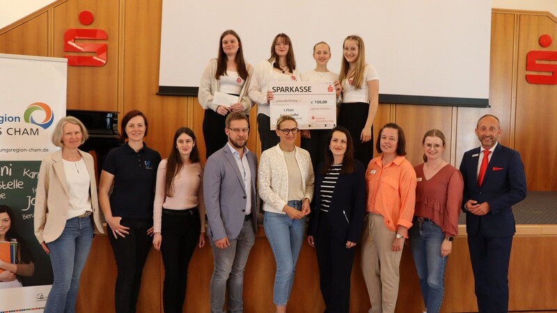 Lehrer und Jury freuen sich mit den Siegern der Juniorstaffel vom Robert-Schuman-Gymnasium, die mit ihrer SOS-App überzeugten.