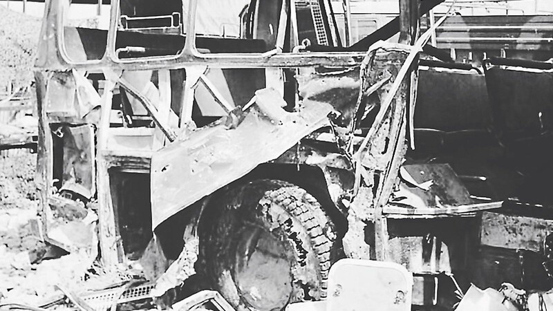 Diese Aufnahme zeigt den völlig zerstörten Bus nach dem Anschlag in Kabul. Es ist eines der wenigen Fotos, die Dirk Meyer-Schumann noch von damals hat. Die meisten Bilder hat er vernichtet - um zu vergessen.  Foto: Meyer-Schumann