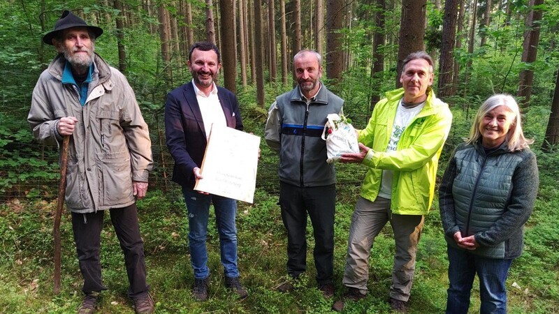 Die Stadt Bad Kötzting wurde für 50 Jahre Mitgliedschaft beim Bund Naturschutz geehrt, im Bild (v.l.): Matthias Simstich, Markus Hofmann, Hans Geiger, Roger Mayer und Karola Jackisch.
