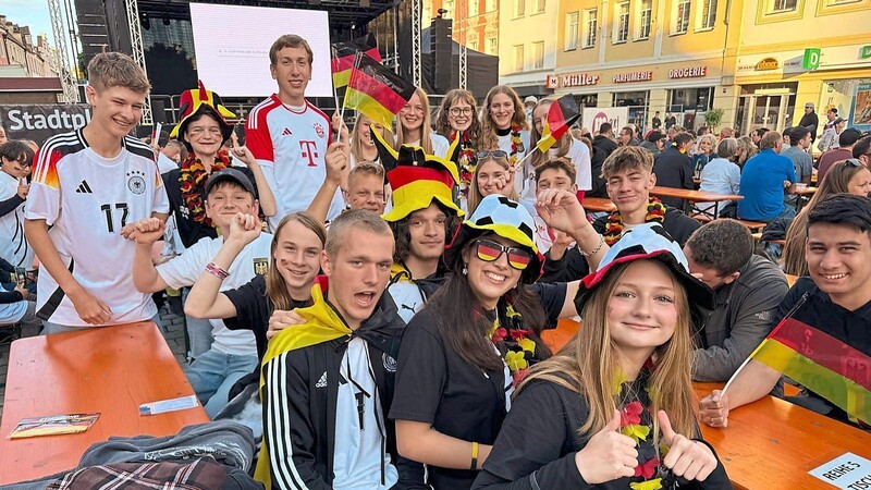 Beim Public Viewing am Freitag auf dem Ludwigsplatz schwelgten auch die US-Teenager in Schwarz, Rot und Gold.