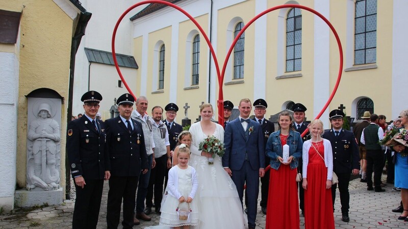 Das Brautpaar wurde nach dem Verlassen der Kirche von den Vereinen empfangen.