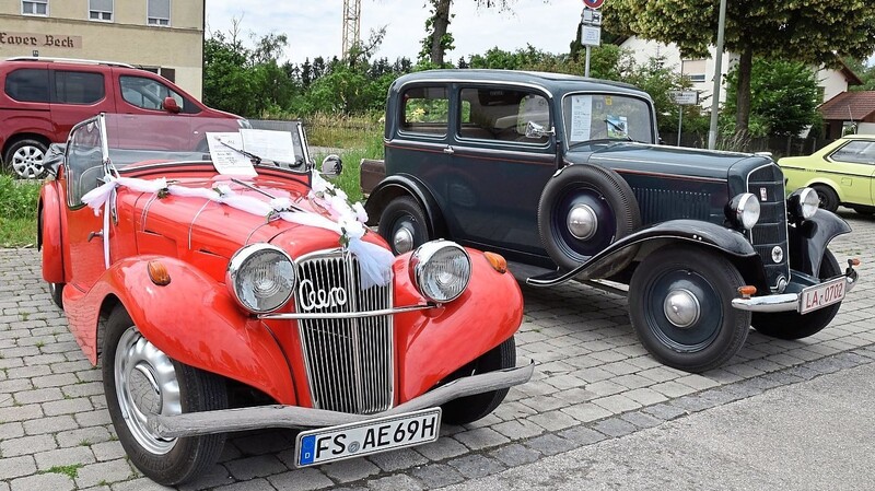 Zwei Raritäten: Links ein tschechischer Aero 30 (Baujahr 1937), noch im "Hochzeitsgewand" vom Vortag, und rechts ein Opel P4 (Baujahr 1936).