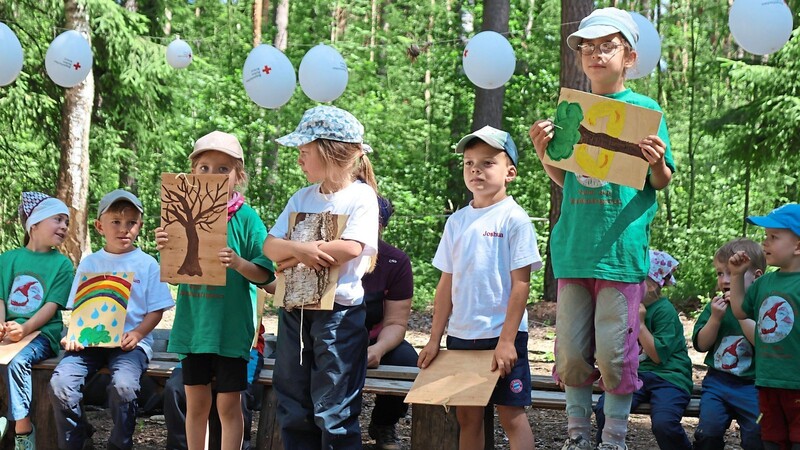 "So stark wie ein Baum", singen die Kinder des Kreithinger Waldkindergartens und unterstreichen den Liedtext mit Bildtafeln.
