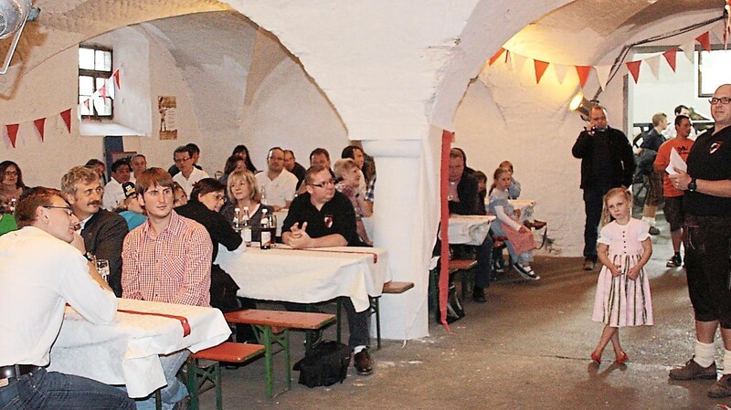 Die historischen Keller der Brauerei Dimpfl haben sich bereits in der Vergangenheit als Veranstaltungsort bewährt. So zum Beispiel vor Jahren bei der Bierprobe des Vereins "Cave Gladium" ...