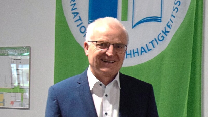 Helmut Ettengruber ist seit 33 Jahren am Gymnasium Dingolfing. Seit 2018 ist er Schulleiter, am 9. Juli wird er verabschiedet.