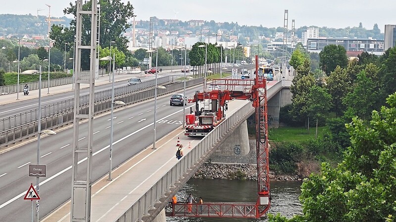 Ein Brückenuntersichtsgerät ist seit Montag auf der Nibelungenbrücke zu sehen. Sie wird turnusgemäß geprüft. Nächste Woche ist die Eiserne Brücke an der Reihe.