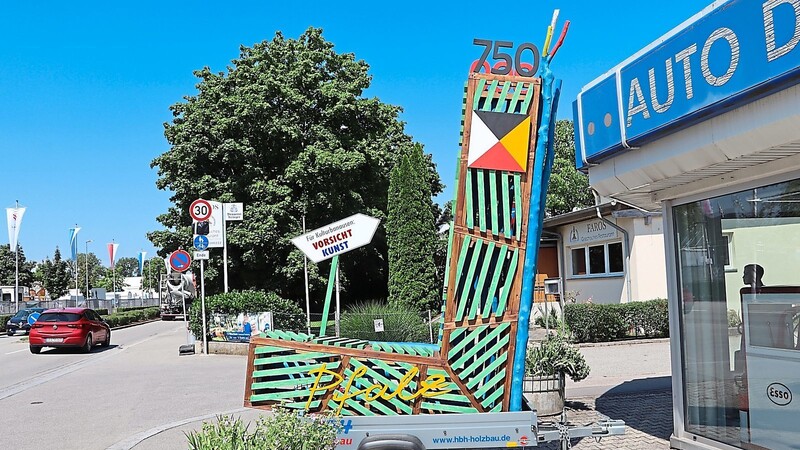 Der Anhänger mit Kadletz' Kunstwerk der Städtefreundschaft steht bei der Tankstelle Stadler.