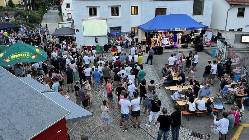 Hunderte Besucher kamen in Blaibachs Ortsmitte zum 1. Open Air der Ortsvereine.