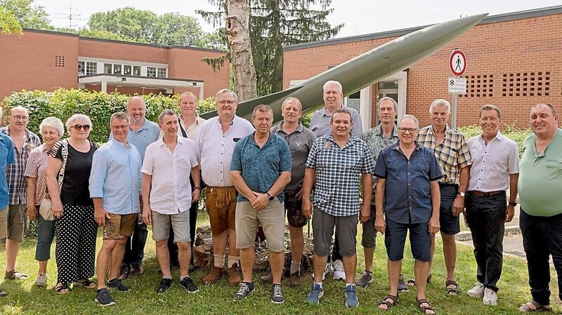 Gruppenfoto mit Xaver Schatzl und allen Beteiligten vor der Rakete die an die damalige Zeit erinnert.