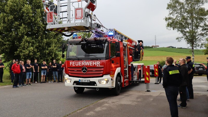 Die Aktiven der Feuerwehr Bad Kötzting nahmen das neue Fahrzeug am Donnerstag in Empfang.