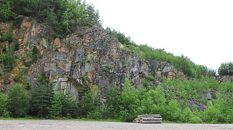 Granit aus Igleinsberg: Im stillgelegten Steinbruch soll im Laufe des kommenden Jahres wieder gearbeitet werden.