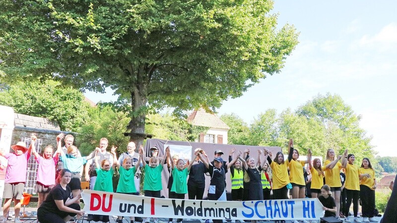 Neben 38 Schülern der drei Waldmünchner Schulen wirkten bei der Theateraufführung auch drei Bundespolizisten mit.