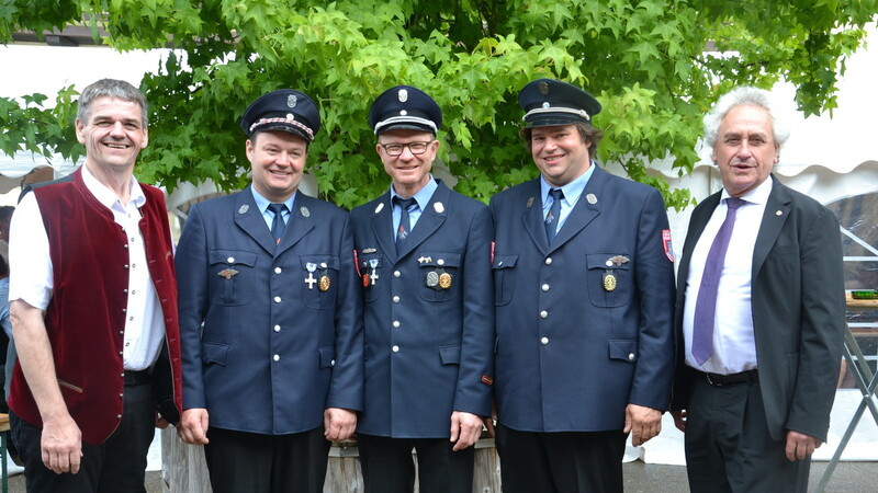 Landrat Helmut Petz (rechts) und Bürgermeister Michael Krumbucher (links) mit Vorsitzendem Ludwig Ostermeier sowie den beiden Kommandanten Christian Scharlach und Stefan Kreitmair (v. l.) am Rande des Festakts.