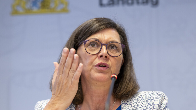 Die bayerische Landtagspräsidentin Ilse Aigner stellt auf einer Pressekonferenz ein Rechtsgutachten zur sogenannten "Extremismusklausel" vor.
