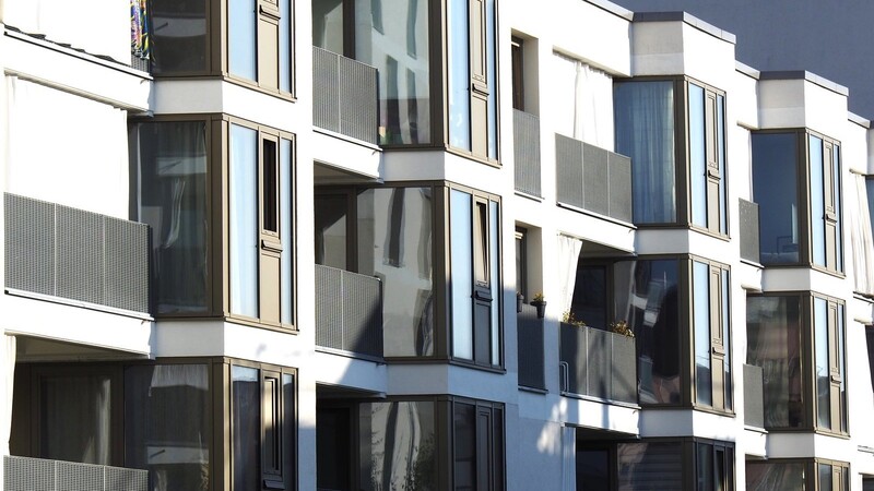 Ein vor Kurzem fertig gestelltes Mietshaus im neuen Münchner Stadtteil Freiham. Das Ifo-Institut erwartet in den nächsten zwei Jahren einen fortgesetzten Einbruch des Wohnungsbaus.