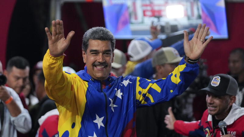 Präsident Nicolas Maduro jubelt Anhängern zu, die sich vor dem Präsidentenpalast Miraflores versammelt haben, nachdem die Wahlbehörden ihn zum Sieger der Präsidentschaftswahlen erklärt haben.