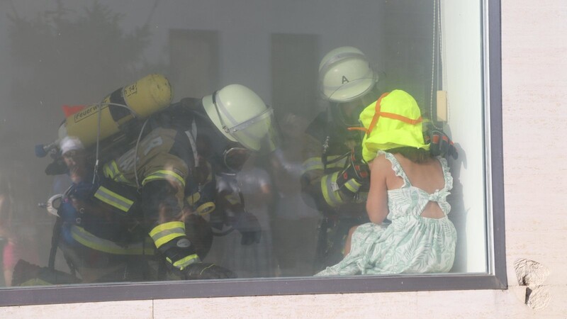 Durch das Schaufenster war von außen ideal zu verfolgen, wie die Feuerwehrmänner vorgehen, um das Mädchen zu retten.