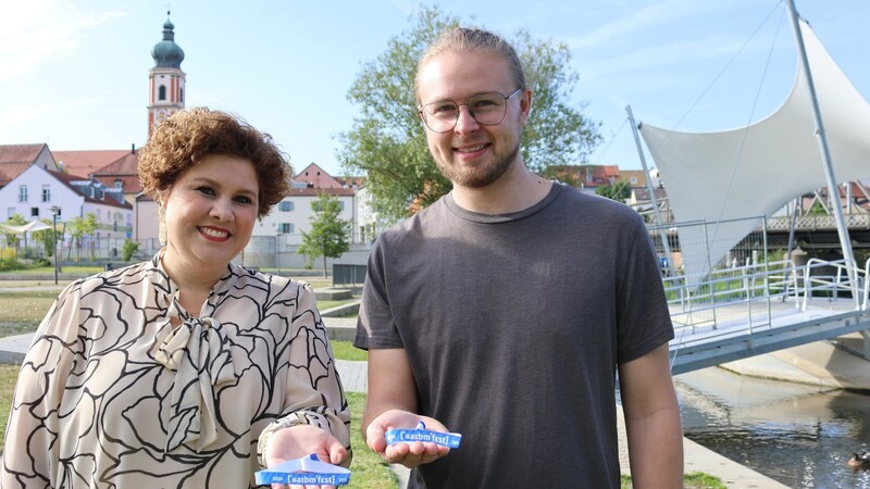 Bürgermeisterin Alexandra Riedl und Eventmanager Sebastian Gabler präsentieren die Festivalbänder, die beim Reibnfest an den Verkaufsständen der Vereine erhältlich sind. Sie freuen sich auf ein abwechslungsreiches Programm.