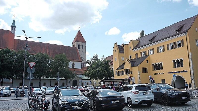 Blick auf die Alte Kapelle und den Herzogshof - und auf viele parkende Autos.