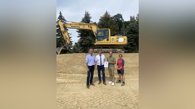 Übergabe des Förderbescheides (v. l.): Klaus Amann vom Landschaftspflegeverband Kelheim VöF, ALE-Leiter Hans-Peter Schmucker, Bürgermeister Leonhard Berger und die Planerin für Tiefbau Andrea Kargl vom Ingenieurbüro Kargl.