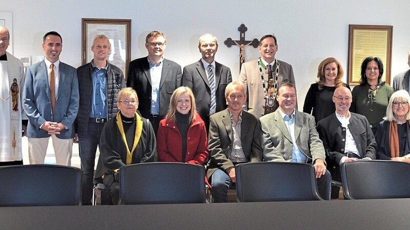 Pfarrer Thomas Diermeier, Bürgermeister Dr. Gassner, Zweiter Bürgermeister Franz Wimmer und Altbürgermeister Georg Retz mit dem Marktrat.