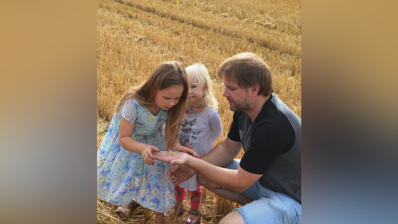 Interessiert begutachteten die Kinder die frisch geernteten Weizenkörner.