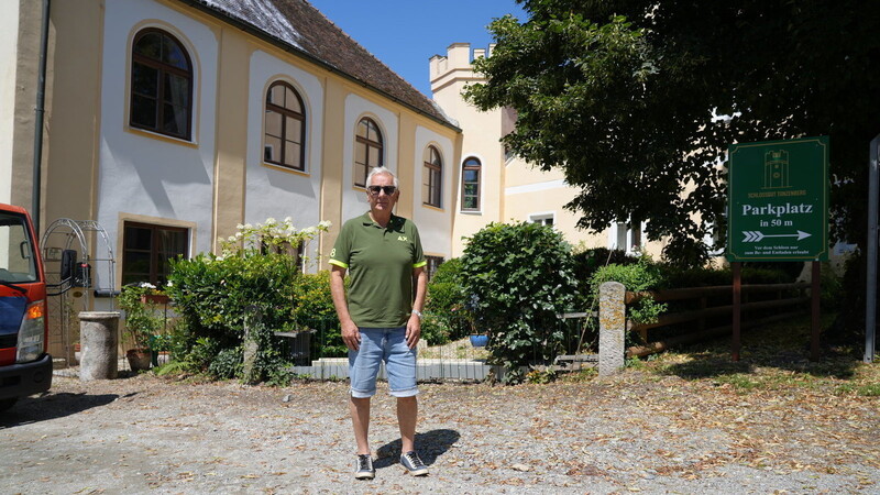 Franz Ammer vor seinem Schloss.