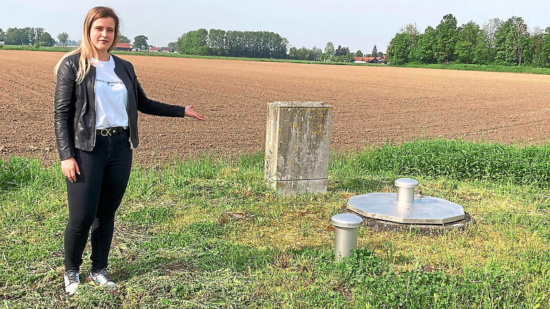 Stefanie Faltl zeigt die Pumpstation, die die Gemeinde vor zwölf Jahren ohne Erlaubnis auf dem Familiengrundstück errichtet hat.