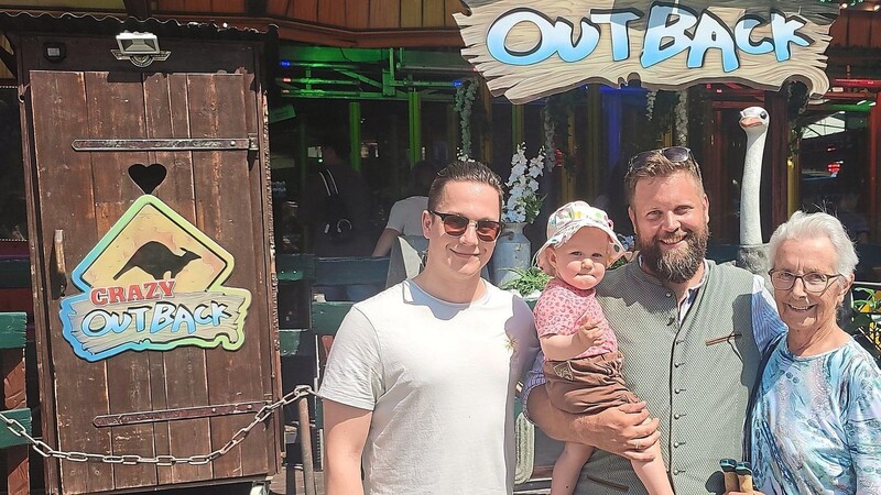 Yannik Rist (links) mit seiner Oma Maria Rist (rechts) sowie Cousin Kim Schormann mit Tochter Merle vor dem Laufgeschäft "Crazy Outback". "Der Emu schaut ein bissle komisch aus", sagt Yannik Rist lachend dazu.