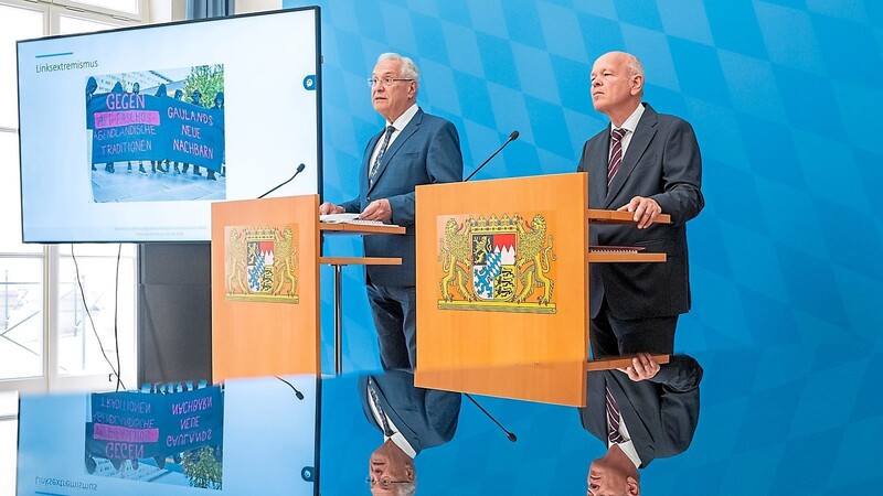 Joachim Herrmann (l.) und Burkhard Körner bei der Vorstellung des Halbjahresberichts des Verfassungsschutzes. Besonders die AfD-Jugendorganisation "Junge Alternative" befindet sich im Visier der Behörde.