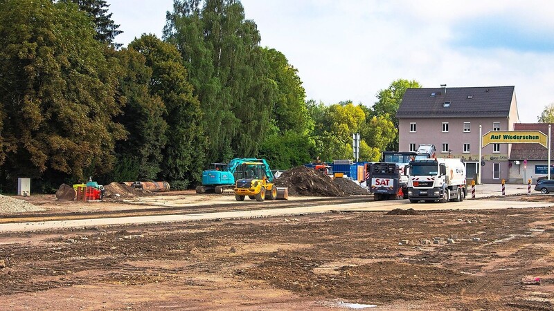 Auf der Festwiese haben Bauarbeiter die Asphaltfläche abgebrochen.