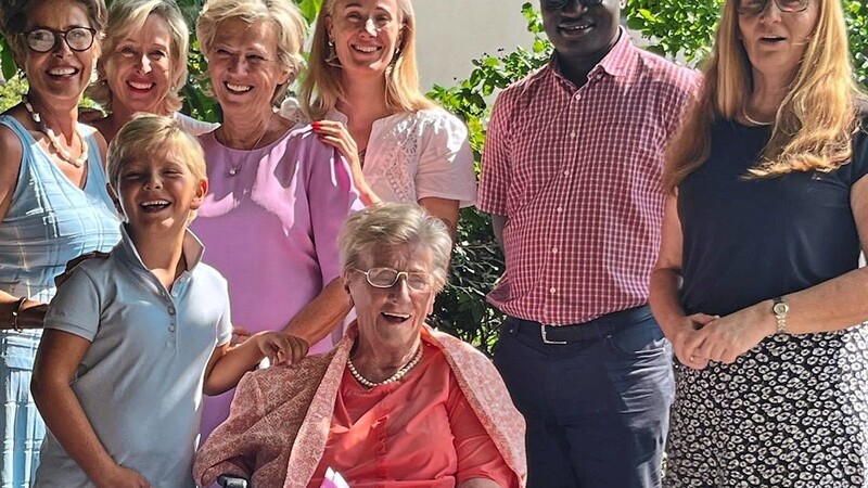 Die Jubilarin mit Pfarrer Amos Odhiamvo Barazo, Pfarrgemeinderatssprecherin Angelika Lachenschmid, den drei Töchtern Gabi, Fini und Romy, einer Enkelin und dem Urenkel Max.