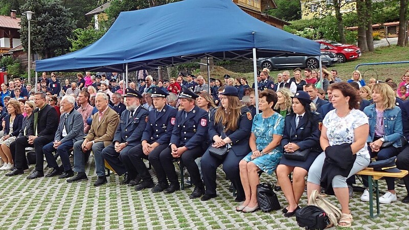 Die Teilnehmer am feierlichen Gottesdienst zur Dorfplatz-Einweihung in Vorderbuchberg.