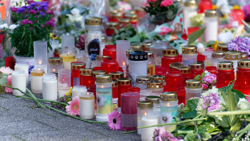 In Solingen wird um die Opfer getrauert. Der Messerangriff in Solingen hat eine neue Debatte über die Migrationspolitik und eine eine Verschärfung des Waffenrechts ausgelöst.