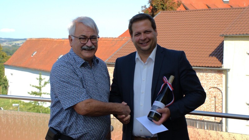 Jubilar Gerhard Rachinger mit zweitem Bürgermeister Thomas Lorenz