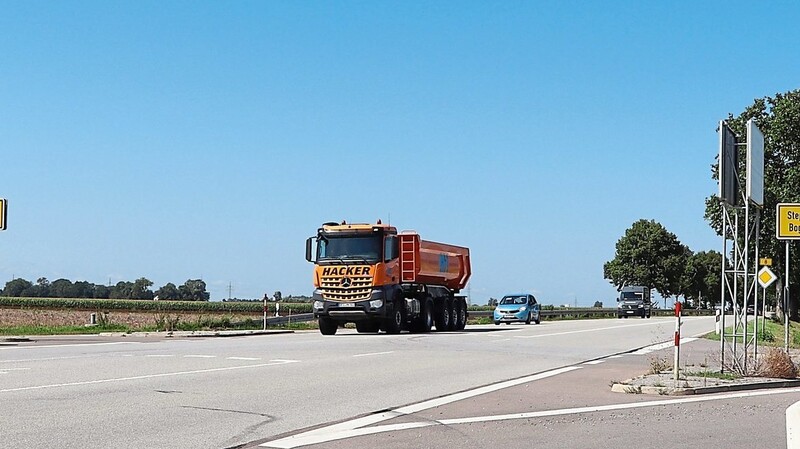 Noch haben die Verkehrsteilnehmer auf der B 8 freie Fahrt und die Abbieger in den Einmündungen das Risiko. Das soll sich noch heuer ändern.