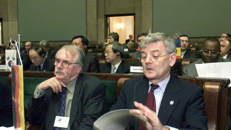 Gerd Poppe (l.), damaliger Beauftragter der Bundesregierung für Menschenrechte, neben Außenminister Joschka Fischer während einer internationalen Konferenz zur Demokratie in Warschau im Juni 2000.