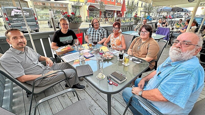 Nur eine kleine Runde: Anhänger und Mitglieder der Kreisgruppe "Die Linke" am Dienstagabend im Restaurant "City" am Stadtplatz. Links Kreisvorsitzender Christian Oberthür.