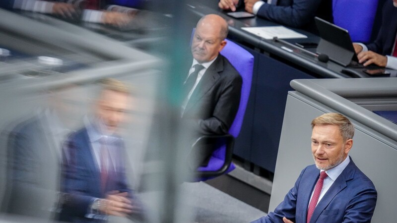 Christian Lindner (FDP), Bundesminister der Finanzen, spricht im Plenarsaal im Bundestag neben Bundeskanzler Olaf Scholz (SPD). Der Bundestag berät zum Haushaltsentwurf 2025.