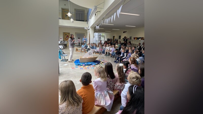 Rektorin Kerstin Letzel verglich die Schule mit einer Abenteuerreise auf einem Schiff.