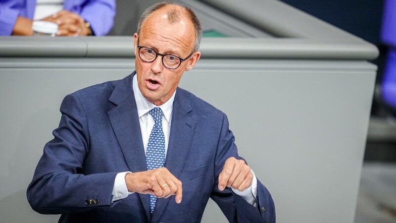 CDU/CSU-Fraktionschef Friedrich Merz ergreift im Bundestag in der Generaldebatte um den Haushalt 2025 das Wort.