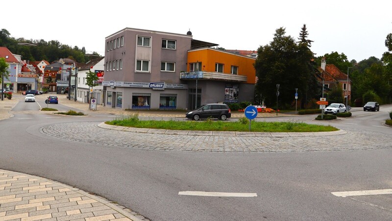 Der Kreisverkehr an der Isarbrücke ist noch befahrbar. Nur die Ausfahrt Richtung Unterer Stadtplatz kann nicht genutzt werden.