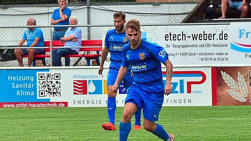 Jeremias Burkhardt (am Ball) hat beim 1. FC Bad Kötzting ansteigende Form gezeigt. Er hat in dieser Saison bislang zwei Treffer erzielt.