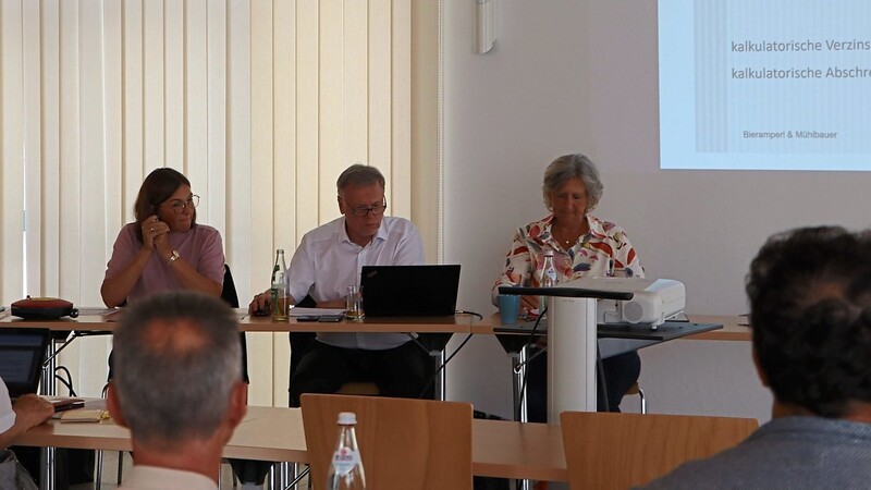 Bei der Sitzung: (von links) Ursula Schnadenberger, Peter Obermeier und Barbara Wilhelm.